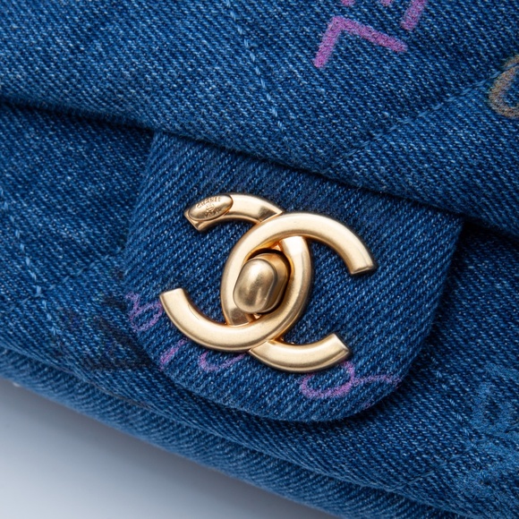 CHANEL PRINTED CC BLUE DENIM SMALL GRAFFITI FLAP BAG (2022) - Picture 6 of 11